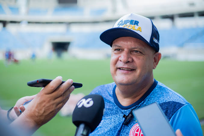 Demitido do América por não tomar vacina, técnico diz que foi ‘chutado’ e cita o PT: “Ajudo nordestinos com comida”