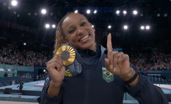 É OURO! Rebeca Andrade supera Simone Biles e conquista ouro