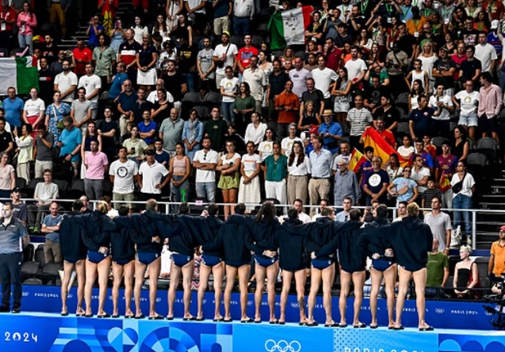 Itália fica de costas para hino em protesto contra arbitragem em Paris