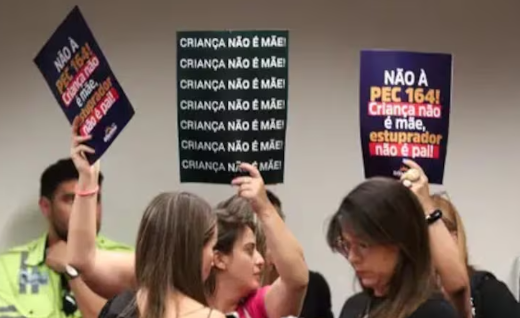 Após confusão, comissão da Câmara aprova PEC que proíbe aborto legal no Brasil