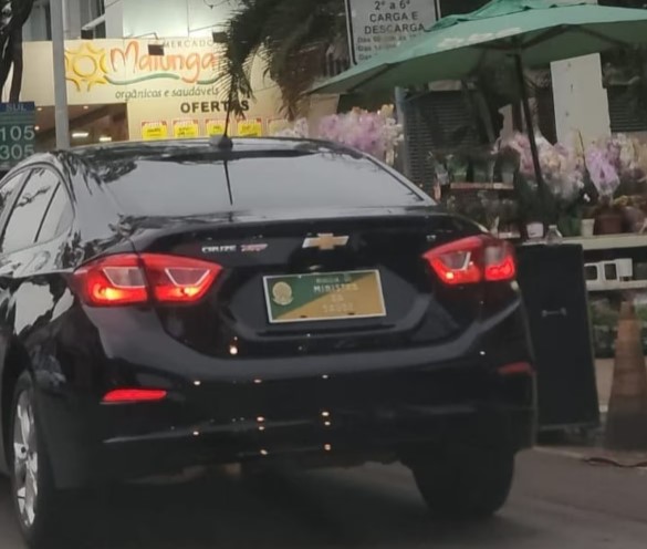 Carro da ministra da Saúde Estadão