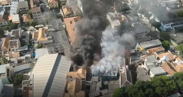 Incêndio atinge fábrica de fantasias de carnaval na zona Norte do Rio