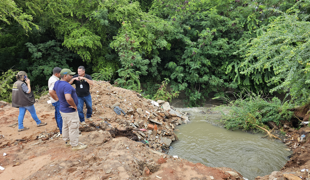 Há 14 dias coletor colapsado despeja, ininterruptamente, esgoto no canal do baldo