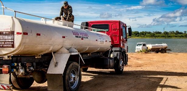 caminhoes-pipa-sendo-vistoriados-pelo-exercito-para-distribuicao-de-agua-no-nordeste-1669146153284_v2_615x300.jpg