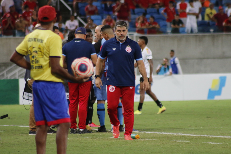 No duelo dos treinadores, pequena vantagem de Fernando Marchiori