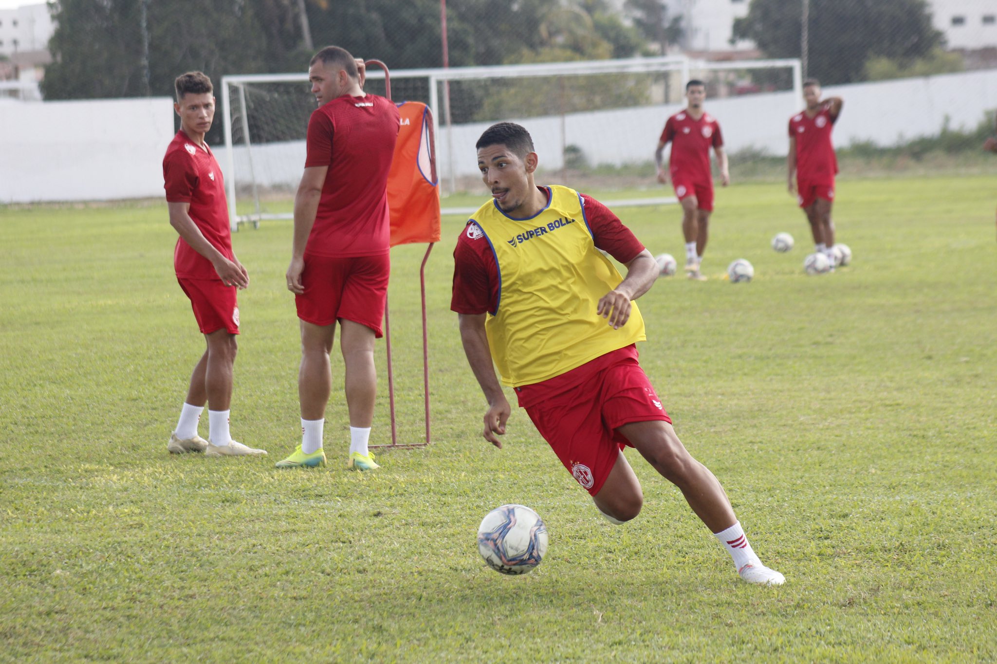 No América, a dúvida é a formação de ataque